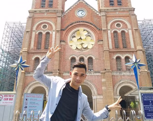 Không chỉ có những nét tương đồng về ngoại hình, chàng trai Đức Cảnh thậm chí còn góp mặt trên một show truyền hình hẹn hò tương tự nam streamer.