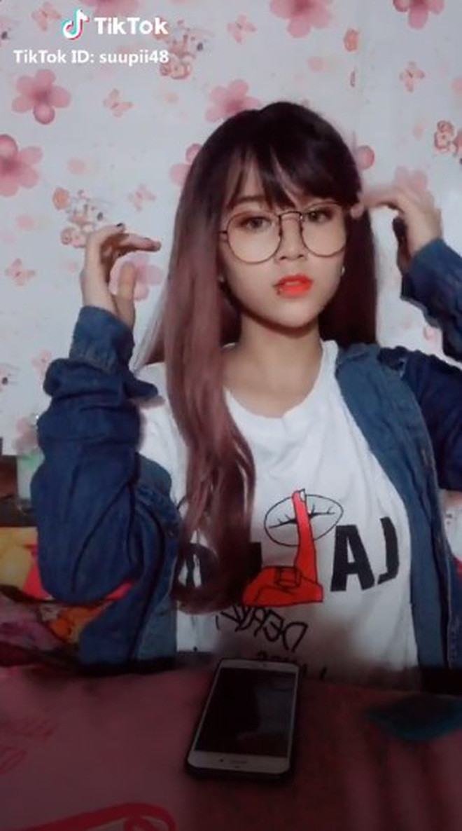 Mở đầu đoạn video trên Tik Tok với hình ảnh tomboy, mái tóc ngắn khiến không ít fan nhìn không khác gì MisThy với những biểu cảm quen thuộc.