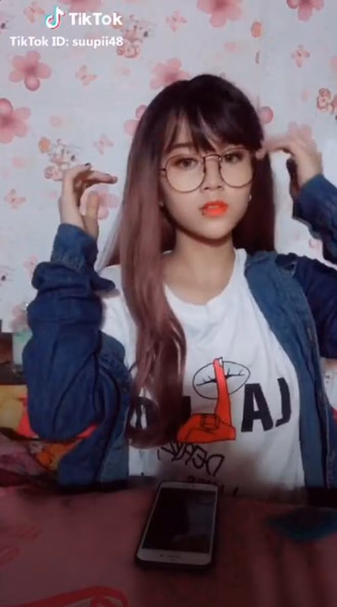 Mở đầu đoạn video trên Tik Tok với hình ảnh tomboy, mái tóc ngắn khiến không ít fan nhìn không khác gì MisThy với những biểu cảm quen thuộc.