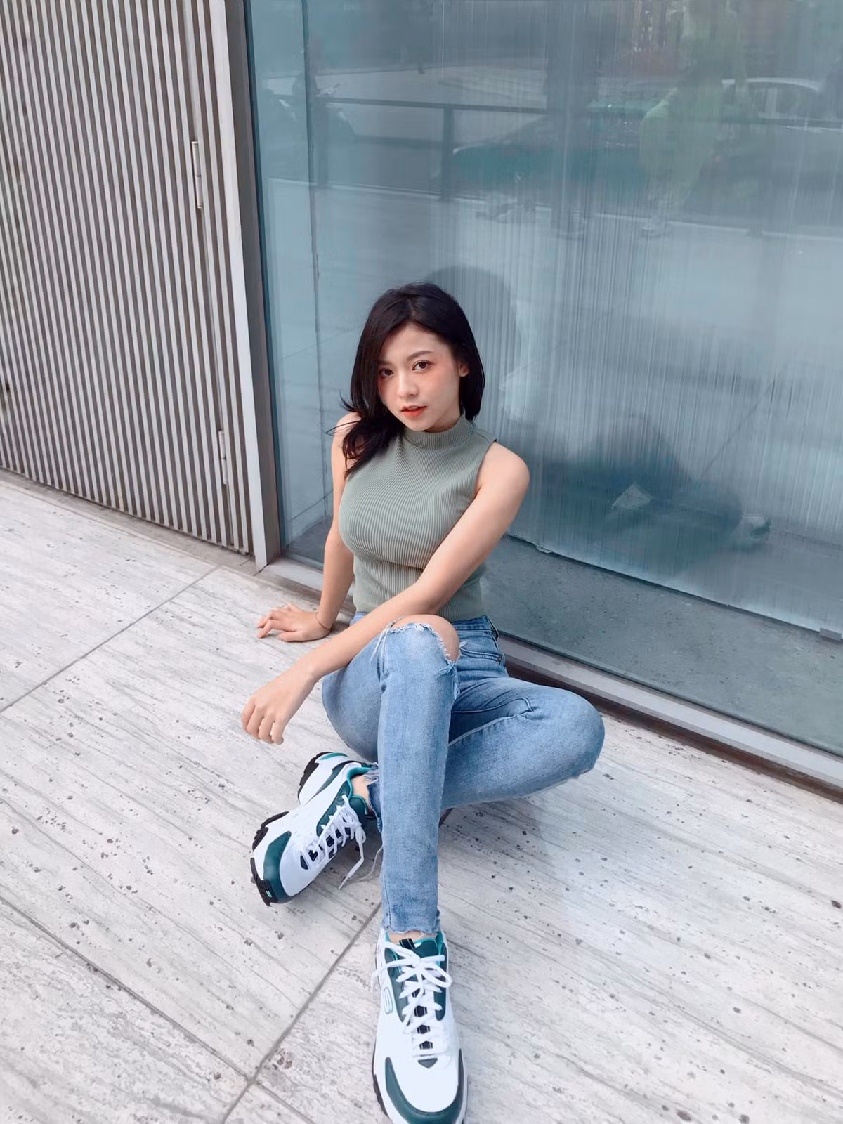 Trang cho biết bản thân mình là người vui tính, thích nói chuyện, chia sẻ và truyền cảm hứng, năng lượng cho mọi người.