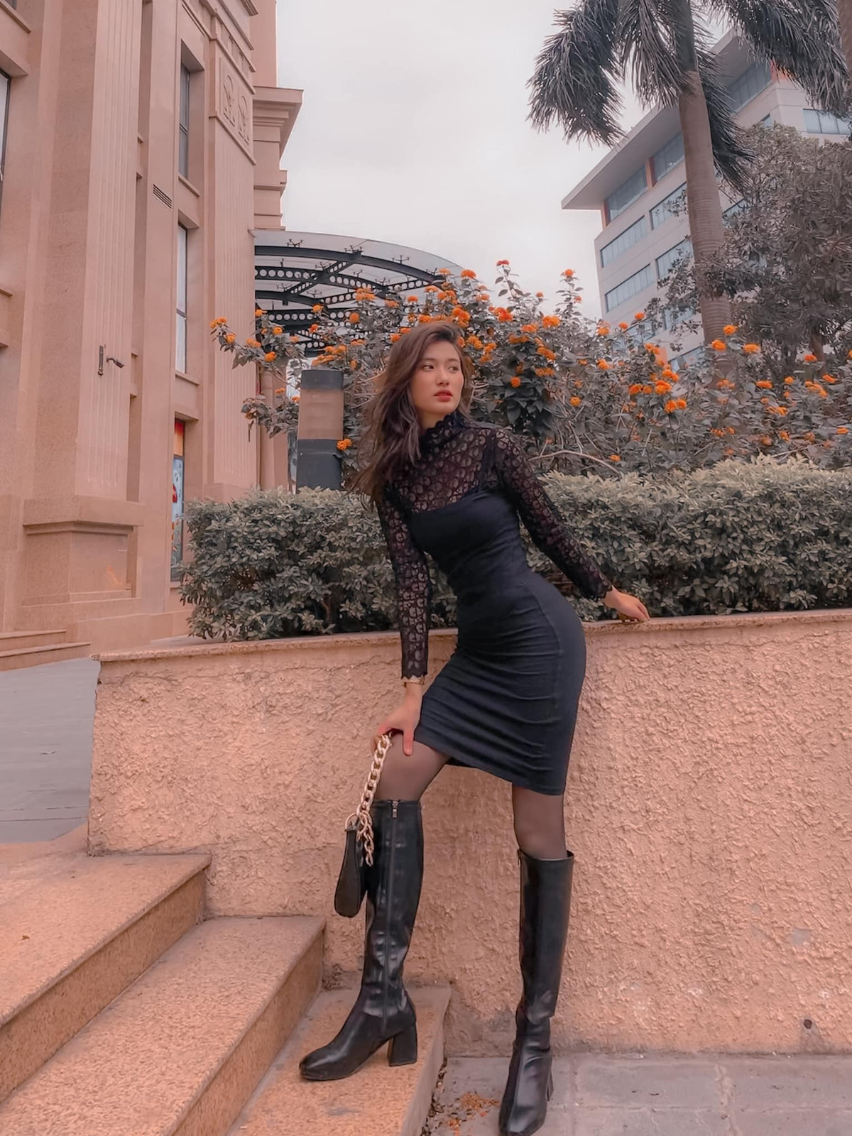 Nữ streamer nóng bỏng này có vẻ bề ngoài khá hiền lành, nên thơ thuần chất con gái Việt kết hợp cùng cách nói chuyện dí dỏm và luôn biết cách tạo tương tác vui nhộn với các fan theo dõi mình.