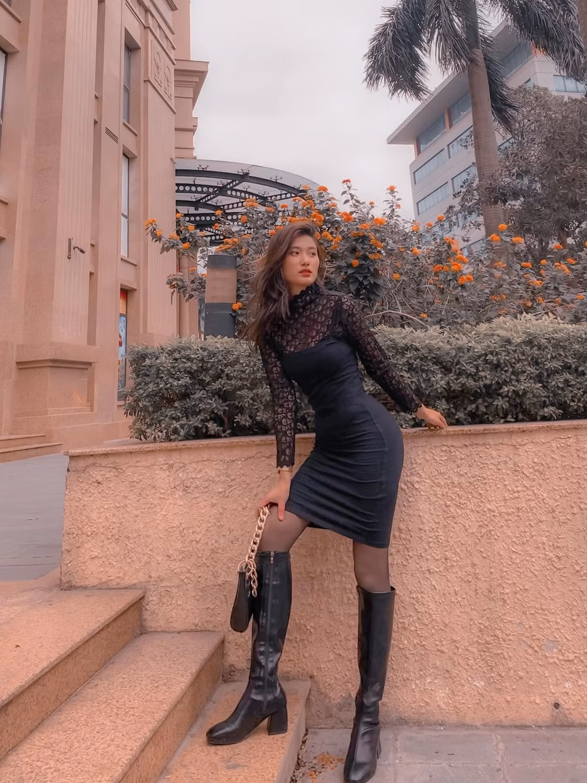 Nữ streamer nóng bỏng này có vẻ bề ngoài khá hiền lành, nên thơ thuần chất con gái Việt kết hợp cùng cách nói chuyện dí dỏm và luôn biết cách tạo tương tác vui nhộn với các fan theo dõi mình.