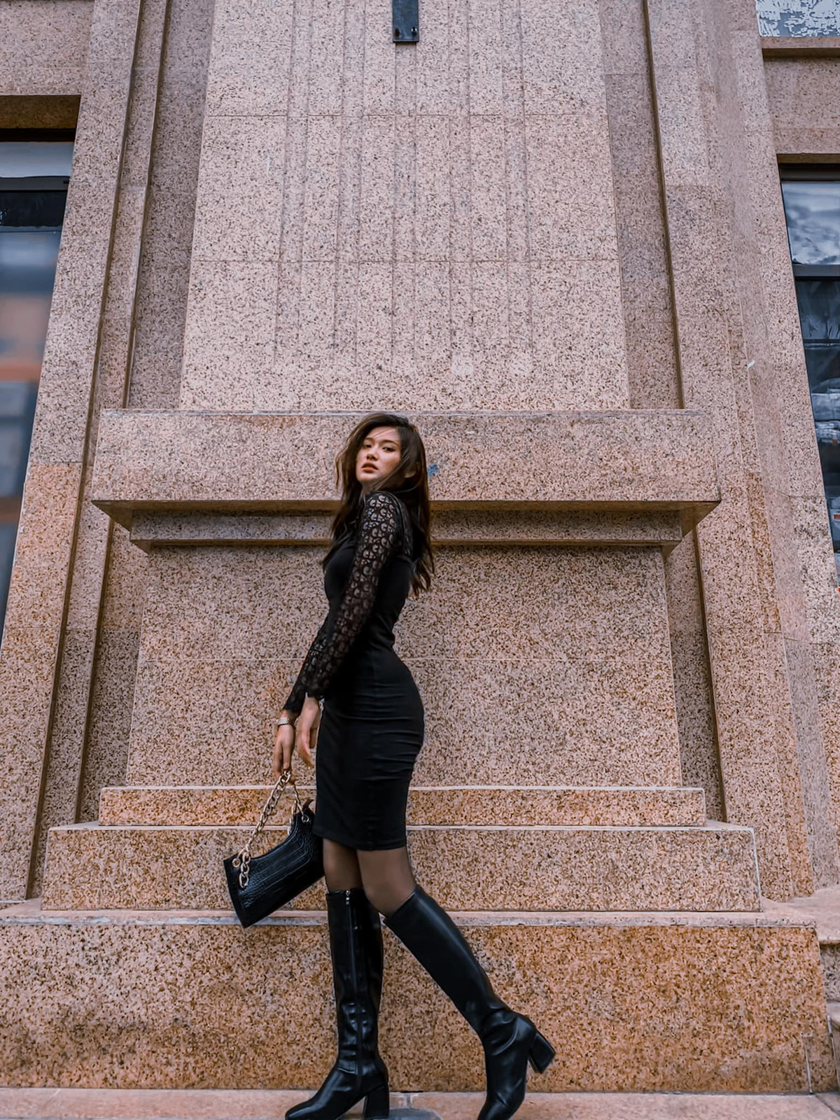 Nga Pika tên thật là Vũ Quỳnh Nga, sinh năm 1997 tại Yên Bái. Giải thích cho biệt danh ngộ nghĩnh này, cô nàng cho biết nó bắt nguồn từ cái tên Pikachu trong phim Pokemon.