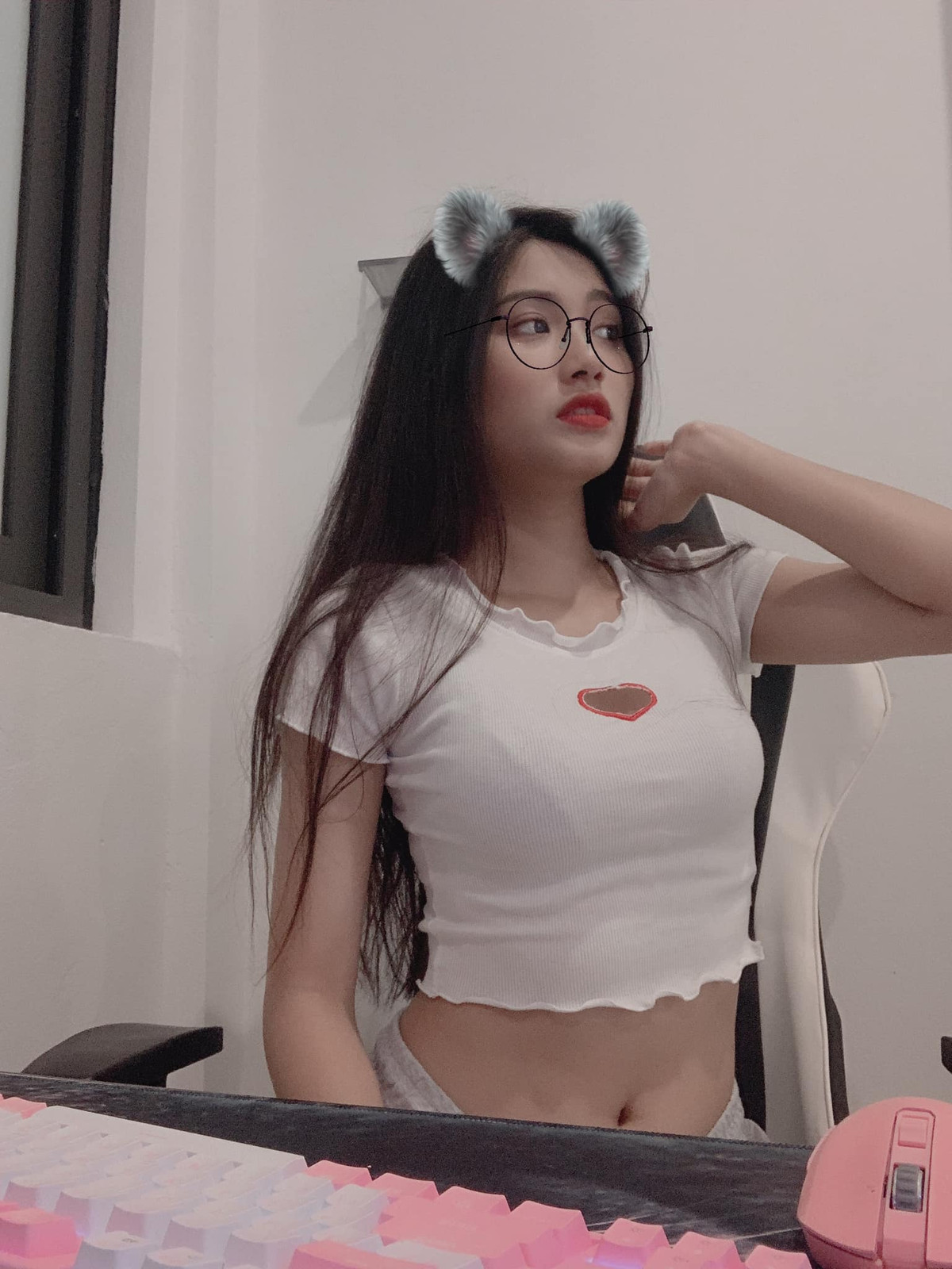 Trên trang cá nhân, Nga Pika thường xuyên khoe hình ảnh gợi cảm, tôn đôi chân dài như người mẫu.