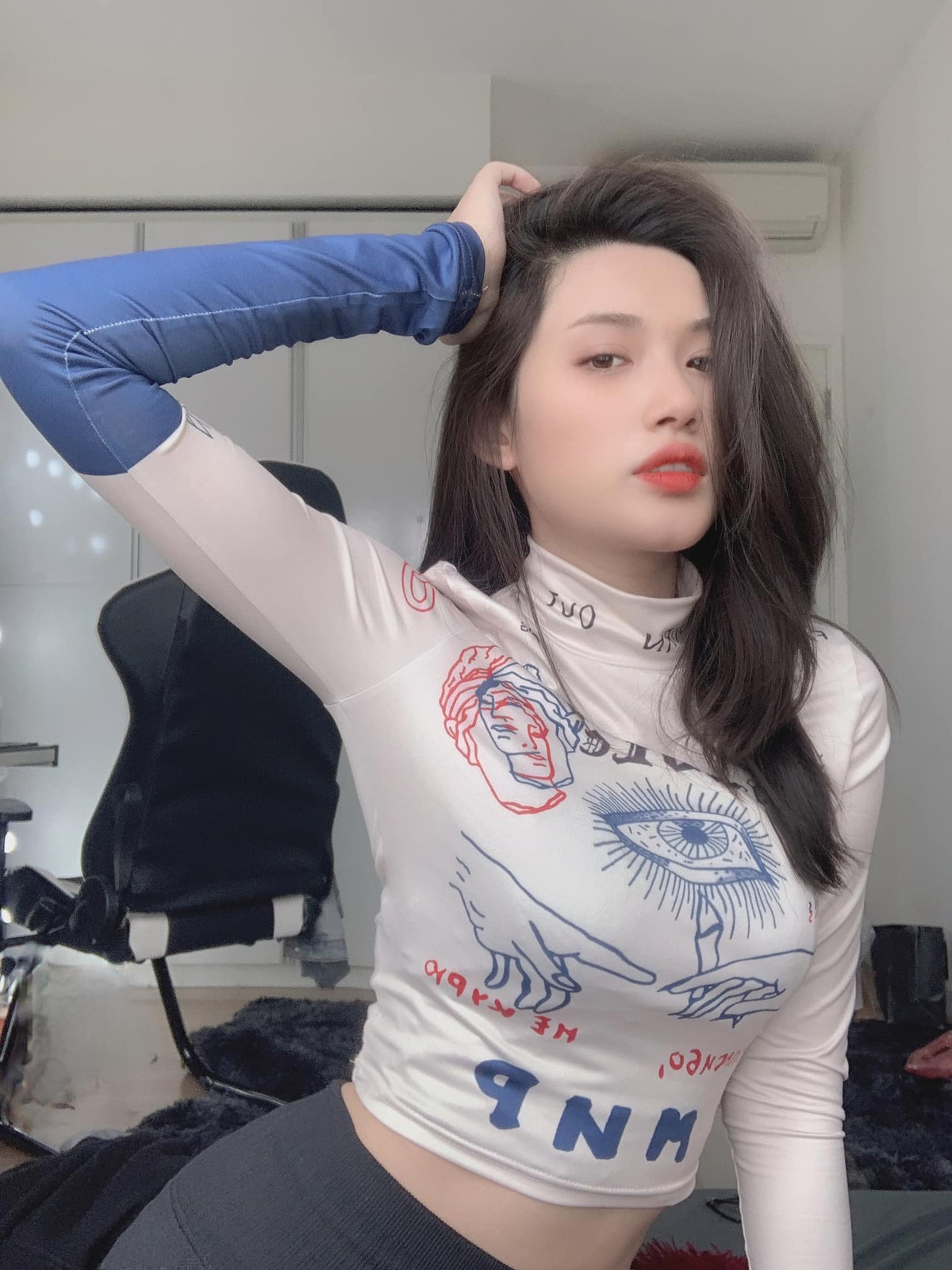 Rất nhanh chóng, cô nhận được sự yêu mến vì kỹ năng chơi game tốt kết hợp với cách nói chuyện dí dỏm, hài hước.