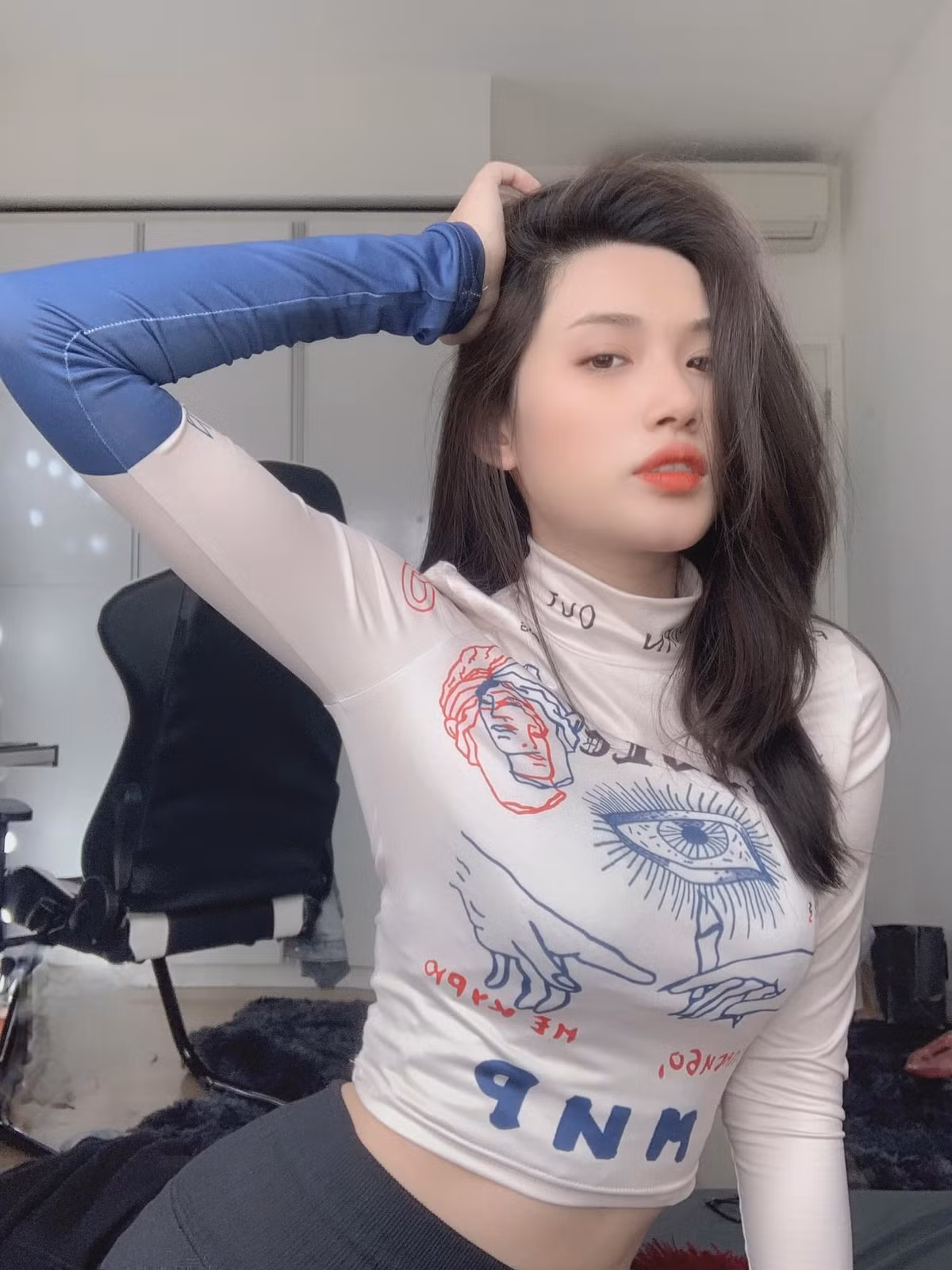 Rất nhanh chóng, cô nhận được sự yêu mến vì kỹ năng chơi game tốt kết hợp với cách nói chuyện dí dỏm, hài hước.