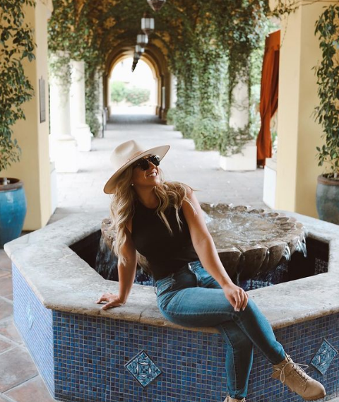 Nhờ thân hình nóng bỏng và làn da nâu khỏe khoắn, Lynn Pezzola đã được tạp chí Playboy để mắt tới.