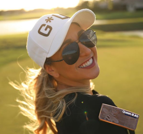 Nữ thần làng golf xinh đẹp này sở hữu nụ cười rạng rỡ, mái tóc vàng bồng bềnh cùng thân hình khỏe khoắn.