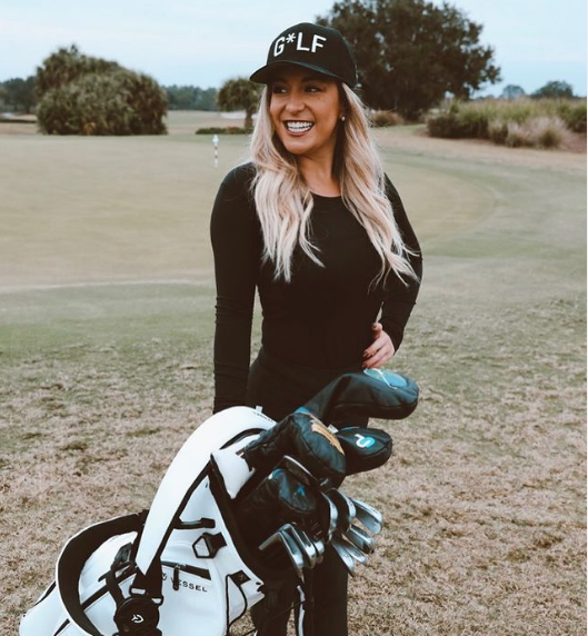 Nữ golf thủ Chelsea Lynn Pezzola năm nay đã 28 tuổi, là tay golf chuyên nghiệp hiện thi đấu tại giải Suncoast Ladies Tour ở Orlando, Mỹ. Pezzola không chỉ là nhân vật nổi tiếng trong giới thể thao, mà còn là ngôi sao trên mạng xã hội .
