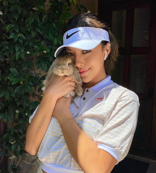 Sở hữu vóc dáng nóng bỏng, tay golf 19 tuổi thường xuyên khoe dáng trên trang cá nhân.