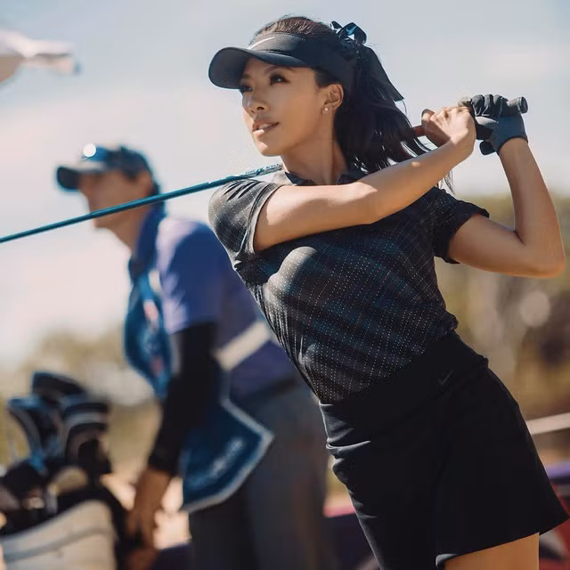 Sở hữu làn da rám nắng, thân hình săn chắc với đường cong đốt mắt, bí quyết của người đẹp gốc Hoa ngoài golf còn có những giờ phút miệt mài trong phòng gym. Cô nàng đặc biệt thích tập với máy đạp xe, chạy bộ hoặc chơi boxing.