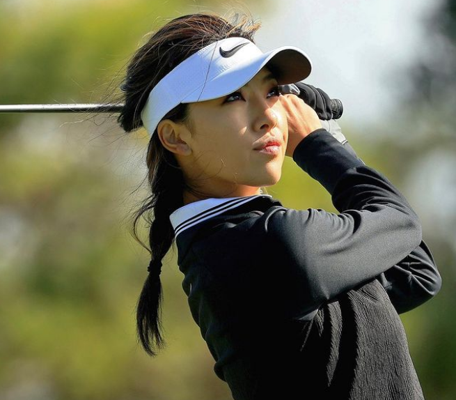 Người đẹp làng golf này sinh ra ở Thành Đô, Trung Quốc nhưng hiện đang định cư tại Los Angeles, Mỹ. Cô học chơi golf từ lúc 5 tuổi và nhanh chóng trở thành một trong những tay golf hàng đầu thế giới.
