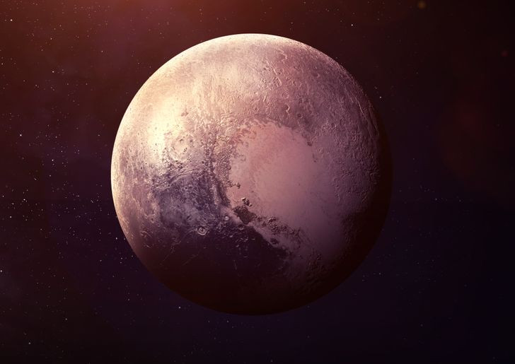 Cuộc tìm kiếm sự tồn tại của sao Diêm Vương bắt đầu vào năm 1905. Tuy nhiên, khám phá về nó được công bố vào tháng 2/1930. Clyde Tombaugh đã chụp những bức ảnh của cùng một phần bầu trời cách nhau vài ngày, và ông đã phát hiện ra hành tinh lùn hiện được biết đến với cái tên sao Diêm Vương.