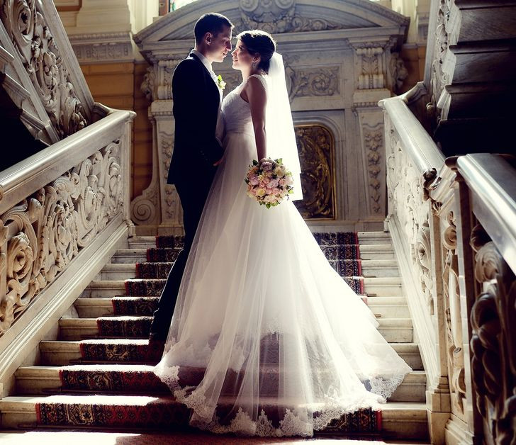 Trước khi Nữ hoàng Victoria ra mắt chiếc váy cưới màu trắng của mình vào năm 1840 trong đám cưới của chính mình, màu trắng không phải là chuẩn mực trong sự kiện trọng đại của một người. Trước đó, cô dâu có thể diện bộ đồ màu bất kỳ miễn là cô ấy thích.