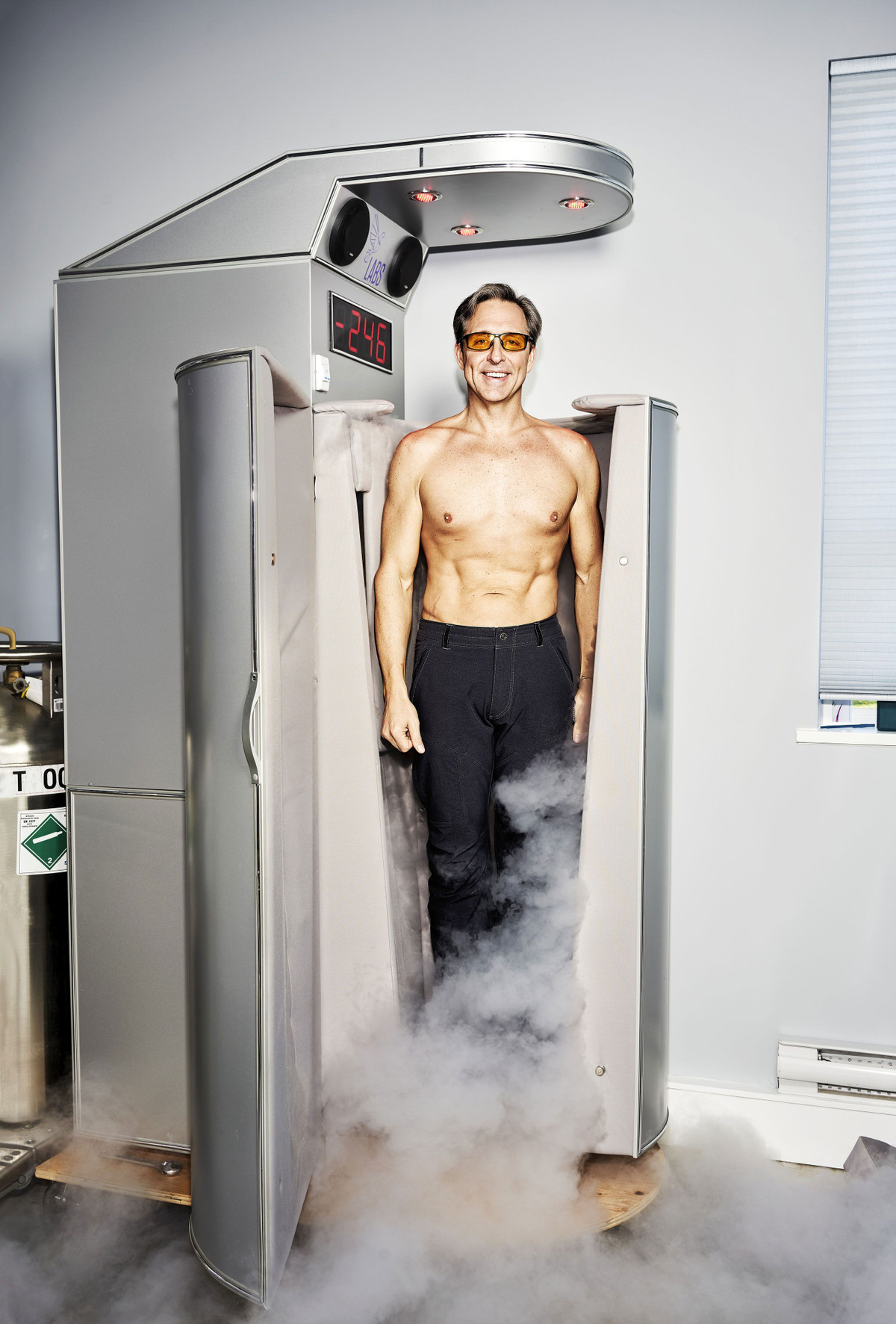 Dave cũng dành thời gian buổi sáng của mình đứng bên trong buồng áp lạnh phun ra -260 -không khí đá nitơ miễn phí trong khoảng hai phút (theo ông ấy làm giảm viêm cơ).