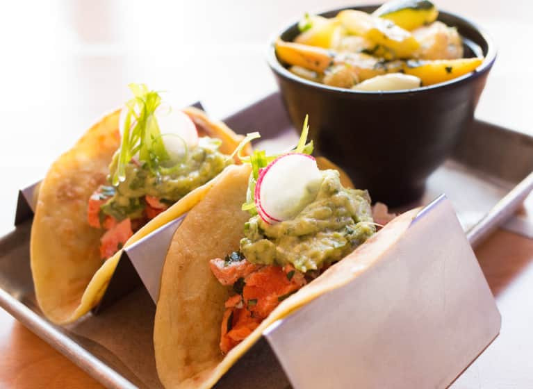 Chế độ ăn uống của Asprey có nhiều rau và ít gluten, đường, các loại đậu hoặc sữa. Vào bữa trưa, anh ấy lấp đầy đĩa của mình với rau (mà anh ấy chọn từ trang trại hữu cơ của riêng mình) và bơ, hoặc salad với cà rốt và thì là, với nước sốt tự làm với bơ, dầu ô liu, thảo mộc và dầu Brain Octane