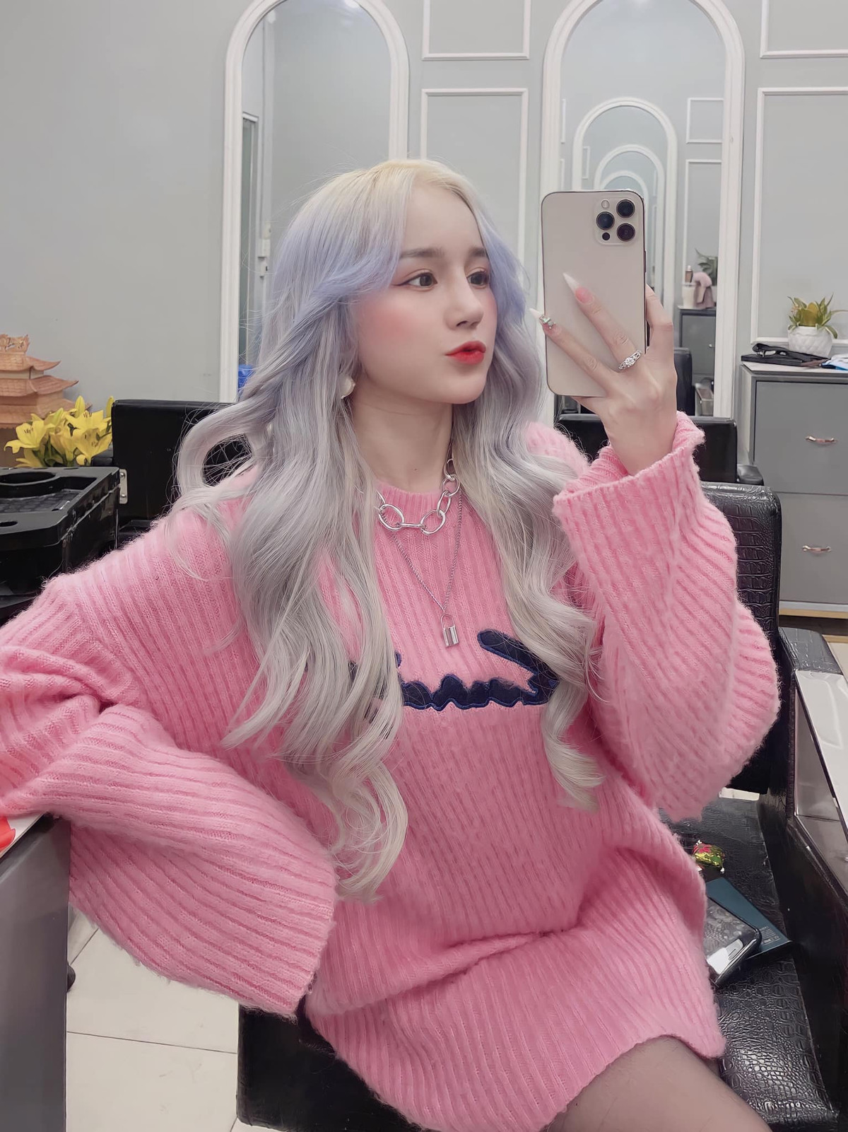 Nữ streamer thế hệ mới nổi bật với vẻ đẹp cá tính qua màu tóc và có duyên với nhiều nghề, từ streamer đến makeup, KOL, mẫu ảnh tự do…