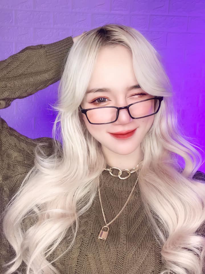 Sau khi nhận được sự tương tác ngày càng nhiều trên mạng xã hội, Thiên Thy quyết định "lấn sân" sang làm thêm về live giải trí và streamer game online cùng với sự dẫn dắt của một số người bạn đi trước đang làm.