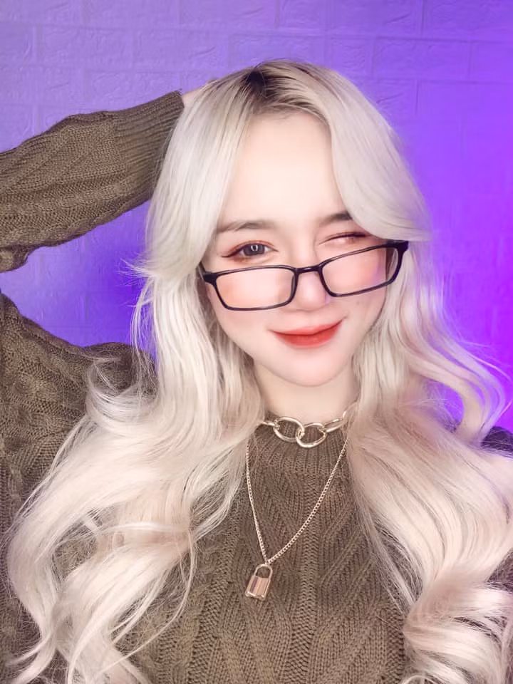 Sau khi nhận được sự tương tác ngày càng nhiều trên mạng xã hội, Thiên Thy quyết định "lấn sân" sang làm thêm về live giải trí và streamer game online cùng với sự dẫn dắt của một số người bạn đi trước đang làm.