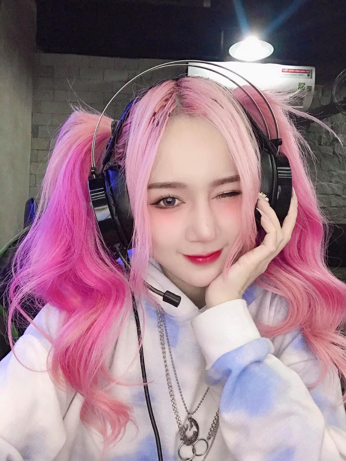 Cô bạn cũng có phong cách ăn mặc sành điệu, cách phối đồ vô cùng đa dạng. Với lợi thế ngoại hình, Thiên Thy thường chọn cho mình những bộ đồ trẻ trung năng động, gợi cảm nhưng cũng không kém phần thanh lịch.