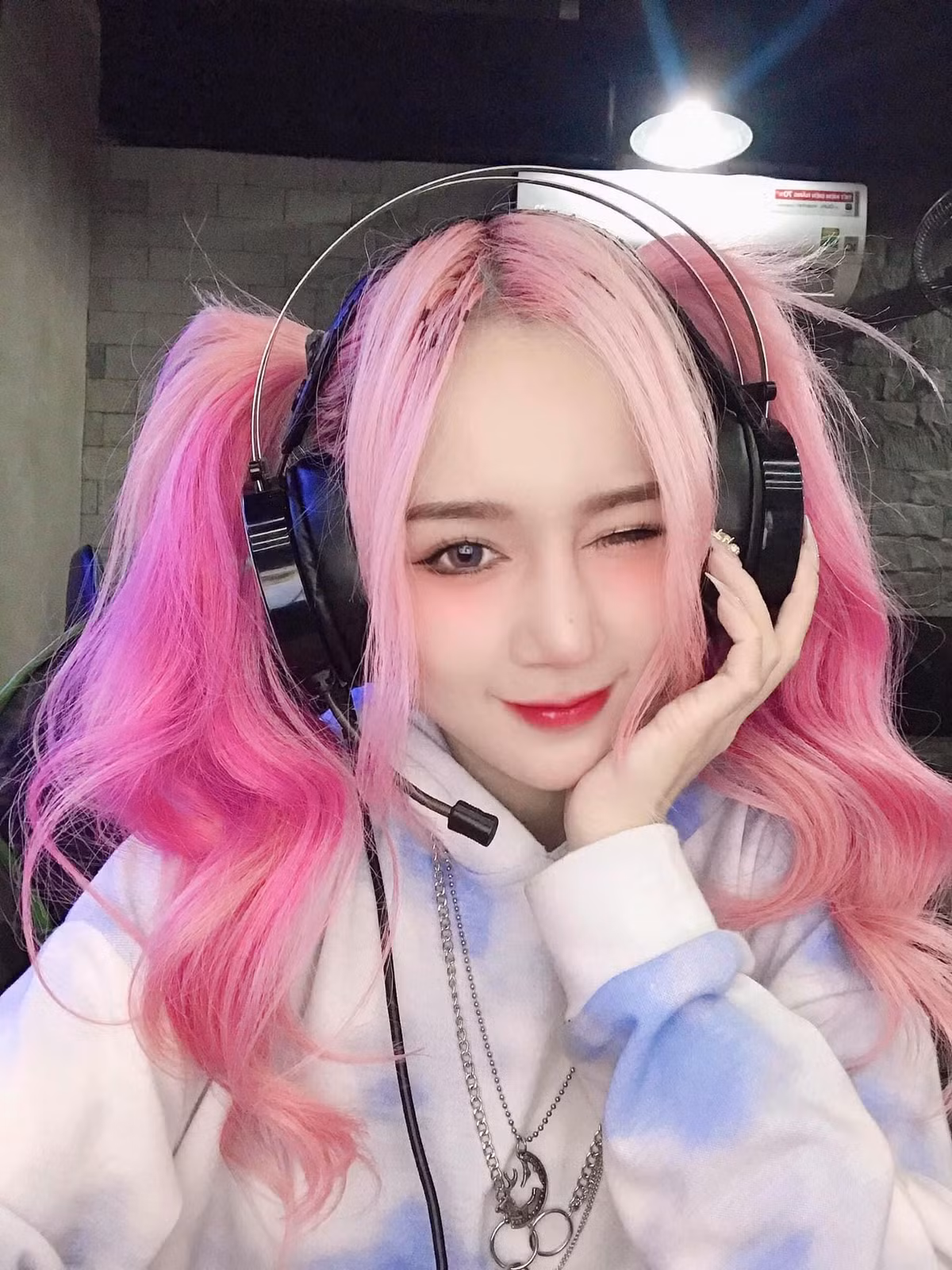 Cô bạn cũng có phong cách ăn mặc sành điệu, cách phối đồ vô cùng đa dạng. Với lợi thế ngoại hình, Thiên Thy thường chọn cho mình những bộ đồ trẻ trung năng động, gợi cảm nhưng cũng không kém phần thanh lịch.