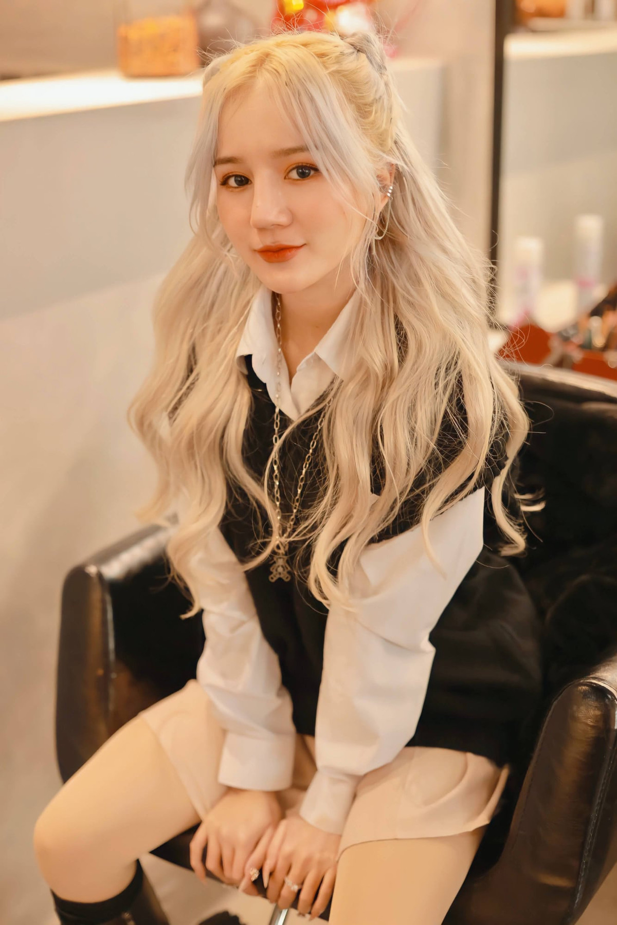 Nhờ ngoại hình nổi bật, mái tóc ấn tượng cùng nhan sắc trong sáng như thiên thần, Thiên Thy nhanh chóng gây ấn tượng với cộng đồng mạng khi đăng tải những hình ảnh của mình lên trang cá nhân Facebook.