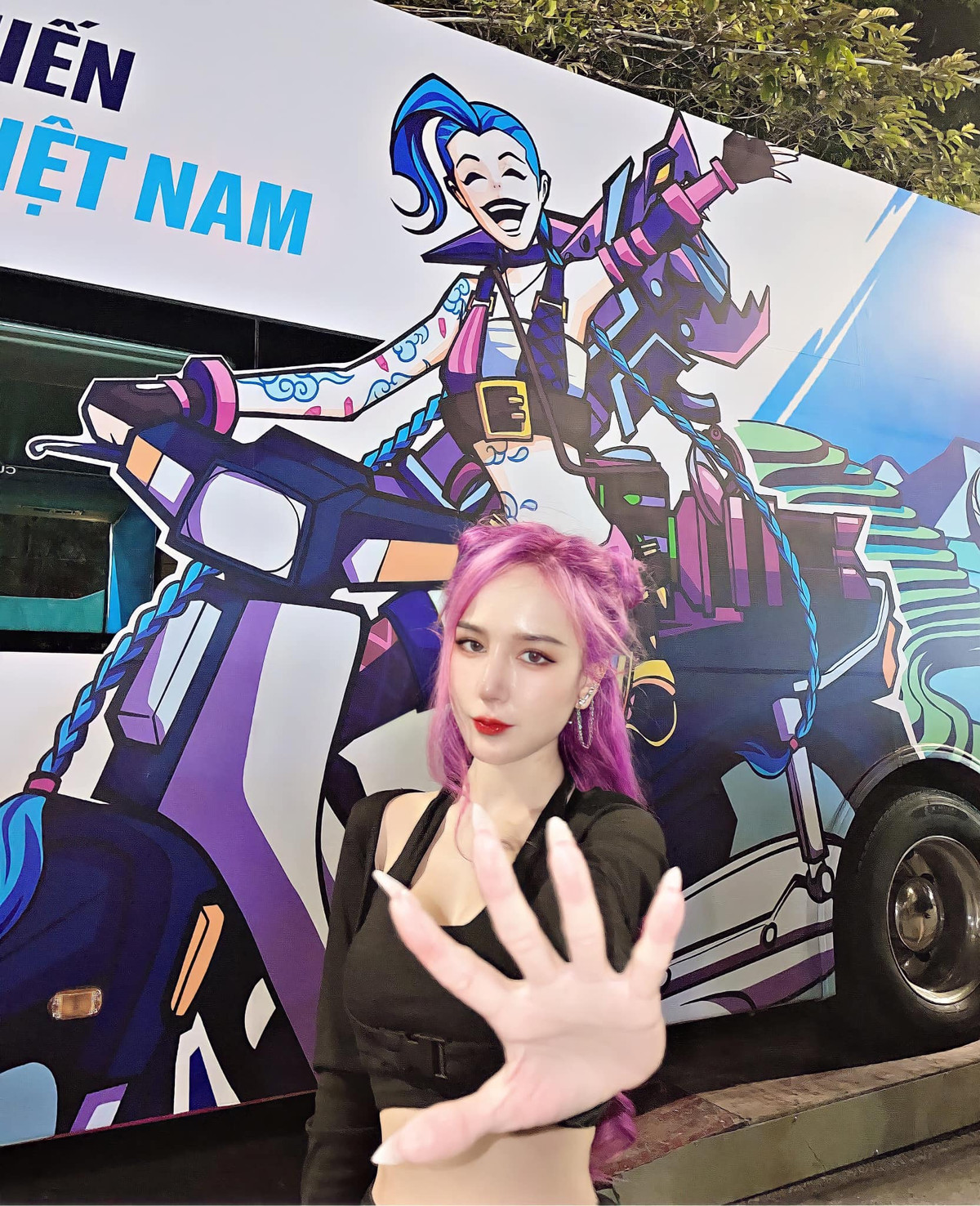 Streamer 9x được người hâm mộ mệnh danh là “thần thiên tỷ tỷ” trong giới game bởi gương mặt xinh đẹp, trong sáng, mái tóc vàng bồng bềnh như nàng công chúa tóc mây.