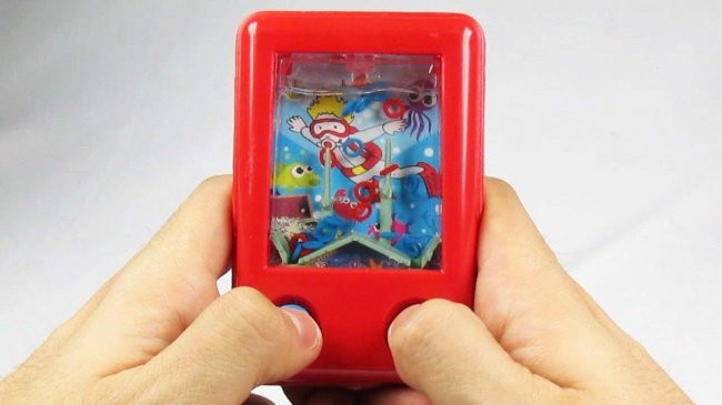 Cùng với trò chơi xếp gạch, đây cũng là một trò chơi tuổi thơ của rất nhiều người.