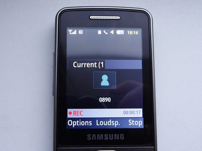 Cảm giác bất lực khi phải ghi âm bài hát mà mình yêu thích rồi cài làm nhạc chuông. Đó là thời mà internet chưa phổ biến, PC cũng là thứ xa xỉ và nhiều người cũng không biết cách kết nối để tải nhạc. Thời đó điện thoại có thẻ nhớ là một thứ gì đó vi diệu.