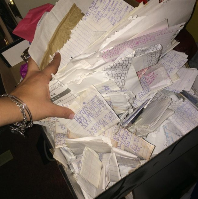 Ngày nay, nhắn tin là việc quá đơn giản chỉ với một chiếc smartphone rẻ tiền. Nhưng thế hệ trước đã từng liên lạc với nhau qua những mẫu tin giấy truyền tay như thế này.