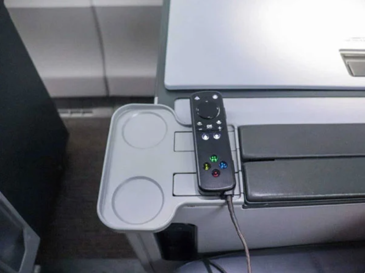 Người ngồi trên những chiếc ghế này không phải lo lắng về việc bị làm phiền bởi hành khách bên cạnh, mỗi khi đứng dậy đi vệ sinh hoặc duỗi chân. Thêm vào đó, những người ngồi ở những ghế này cũng có thùng đựng đồ riêng ở cạnh ghế.