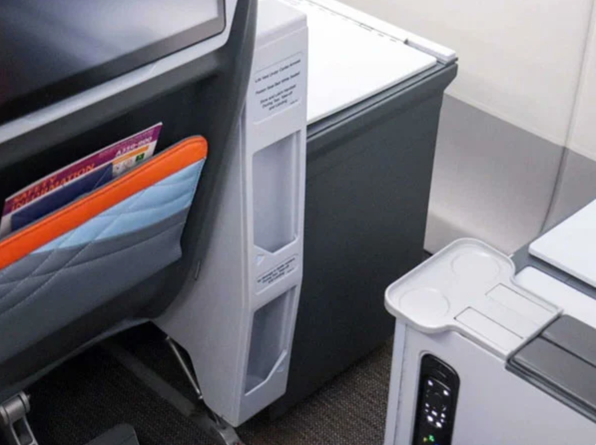 Bên cạnh những tính năng đặc biệt, những chiếc ghế này còn cung cấp những trải nghiệm tiện nghi của tất cả các ghế hạng phổ thông cao cấp khác như: Màn hình giải trí độ nét cao 13,3 inch, đèn đọc sách cá nhân, tựa đầu có thể điều chỉnh, chỗ để chân...