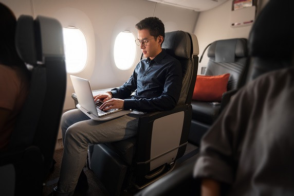 Thay vào đó, hành khách có một lựa chọn khác riêng tư tuyệt đối đó là vị trí 6 ghế ngồi đặc biệt này. Không có gì ngạc nhiên khi chỗ ngồi này không được cung cấp miễn phí, các hành khách sẽ phải trả thêm phí khoảng 120 USD.