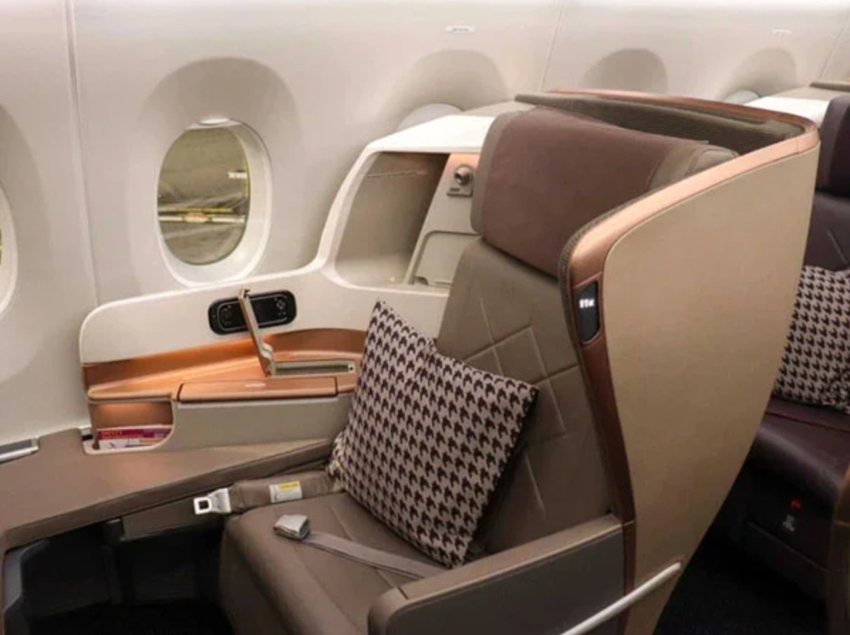 Hạng ghế thương gia đương nhiên sẽ là lựa chọn tốt nhất cho đường bay dài. Tuy nhiên, nhược điểm duy nhất đó là chi phí bỏ ra sẽ khá lớn.