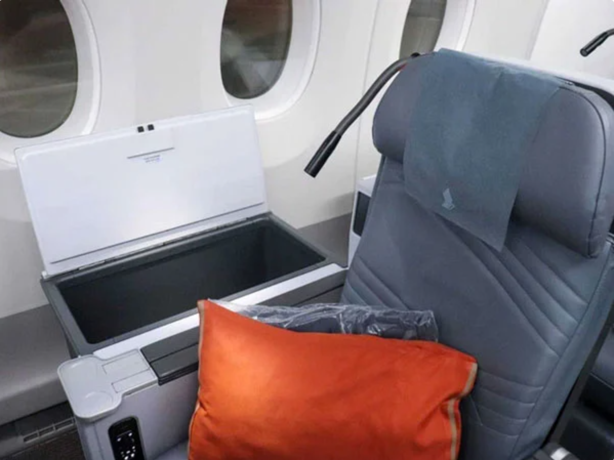 Đó là nơi có sáu chỗ ngồi thoải mái nhất trong cabin: Những chiếc ghế đơn cho phép bạn không có người ngồi cạnh. Có ba chiếc ở mỗi bên cabin, nhưng chúng thường được bán hết rất nhanh.