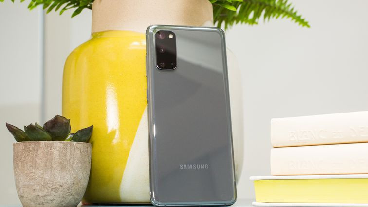 Là Smartphone hàng đầu của Samsung cho năm 2020, Galaxy S20 có màn hình AMOLED 6,2 inch rực rỡ với tốc độ làm mới 120Hz siêu mịn, sạc không dây ngược, thiết kế chống nước và ba camera sau (ngoài camera trước khá tốt). Đây là một lựa chọn tuyệt vời cho người dùng Android và nếu có hầu bao lớn hơn thì người dùng có thể cân nhắc thêm có Samsung Galaxy S20 Plus và Samsung Galaxy S20 Ultra