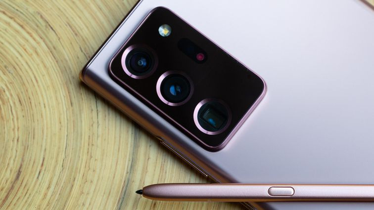 Trải nghiệm Android tối ưu nhất với Galaxy Note 20 Ultra. Smartphone này có một kích thước màn hình rộng, S Pen stylus và 5G. Note 20 Ultra cũng có cụm ba camera phía sau, bộ vi xử lý Snapdragon 865 Plus mạnh mẽ và sạc không dây ngược. Nó đi kèm với bộ nhớ trong 128GB hoặc 512GB.