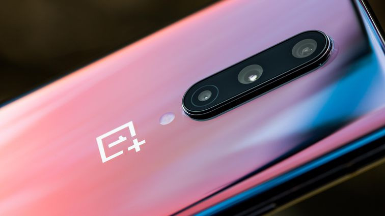 Flagship giá trị trong tầm giá. OnePlus đã phát hành rất nhiều điện thoại vào năm 2020, bao gồm OnePlus 8 Pro và 8T, nhưng OnePlus 8 thực sự đáng do giá của nó rất cạnh tranh. Khi ra mắt, chiếc Smartphone này có giá 699USD (599 bảng Anh, 1.180 đô la Úc quy đổi) và kể từ đó đã được giảm giá. OnePlus 8 AMOLED 6,55 inch, hiển thị 90Hz, thiết kế chống nước và 5G.