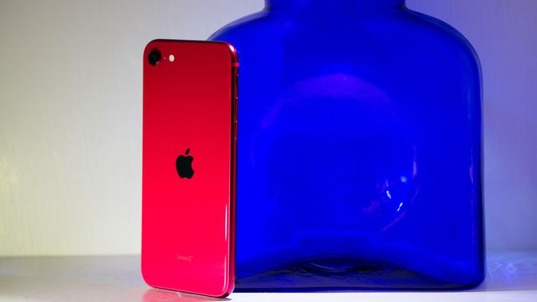 Smartphone giá rẻ tốt nhất là iPhone SE 2020. Chỉ từ 399 USD, phiên bản 2020 của iPhone SE là chiếc Smartphone giá rẻ tốt nhất mà bạn có thể tìm thấy ngay bây giờ. Với bộ vi xử lý A13 (giống như iPhone 11), camera tốt, iPhone SE mạnh mẽ hơn so với giá tiền mà nó mang lại. Những người hâm mộ iPhone cũ cũng sẽ đánh giá cao sự trở lại của TouchID và nút Home.