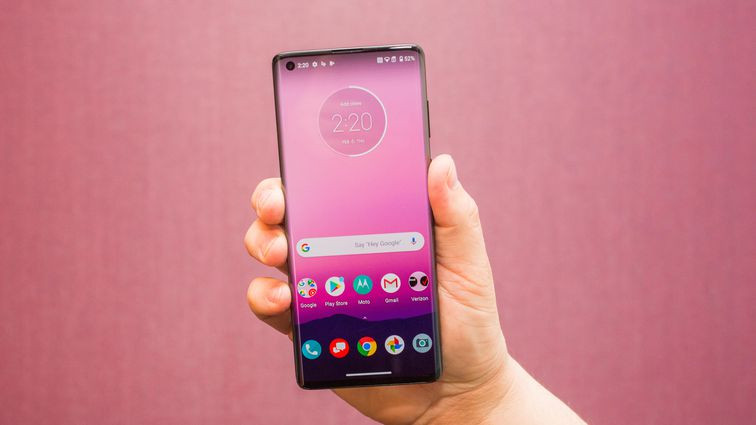 Motorola cao cấp - Motorola Egde Plus. Smartphone này có tất cả mọi thứ bạn muốn ở một mẫu điện thoại cao cấp: 5G, Qualcomm Snapdragon 865 chipset, pin dung lượng lớn, một màn hình OLED với tốc độ quét cao và nhiều camera phía sau với thông số kỹ thuật hạng nặng. Motorola đã sử dụng các tính năng được tìm thấy trên các điện thoại Android đầu bảng khác