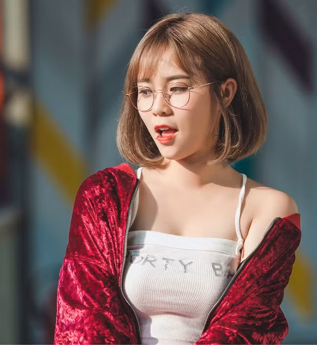 Trước đó, nữ streamer MisThy từng gây xôn xao dư luận với phát ngôn liên quan đến Sơn Tùng M-TP. Cụ thể là cô đăng tải một bức ảnh chụp cùng gia đình lên MXH, dù chẳng liên quan gì nhưng MisThy vẫn đề cập đến Sơn Tùng M-TP.