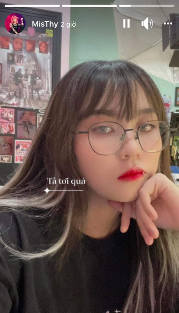 Dù bị dân tình phản ứng dữ dội nhưng trong động thái mới nhất của mình, cô nàng streamer chẳng hề đả động đến scandal chửi bậy vừa qua, chỉ post hình với mặt mũi bơ phờ kèm caption: "Tả tơi quá".