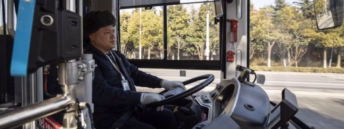 Các xe sẽ nhận thông tin về tình hình giao thông không chỉ từ hệ thống lắp trên xe mà còn từ các cảm biến, camera, radar và những thiết bị khác được xây dựng thành hệ thống đường, đèn hiệu giao thông và biển báo đường phố.