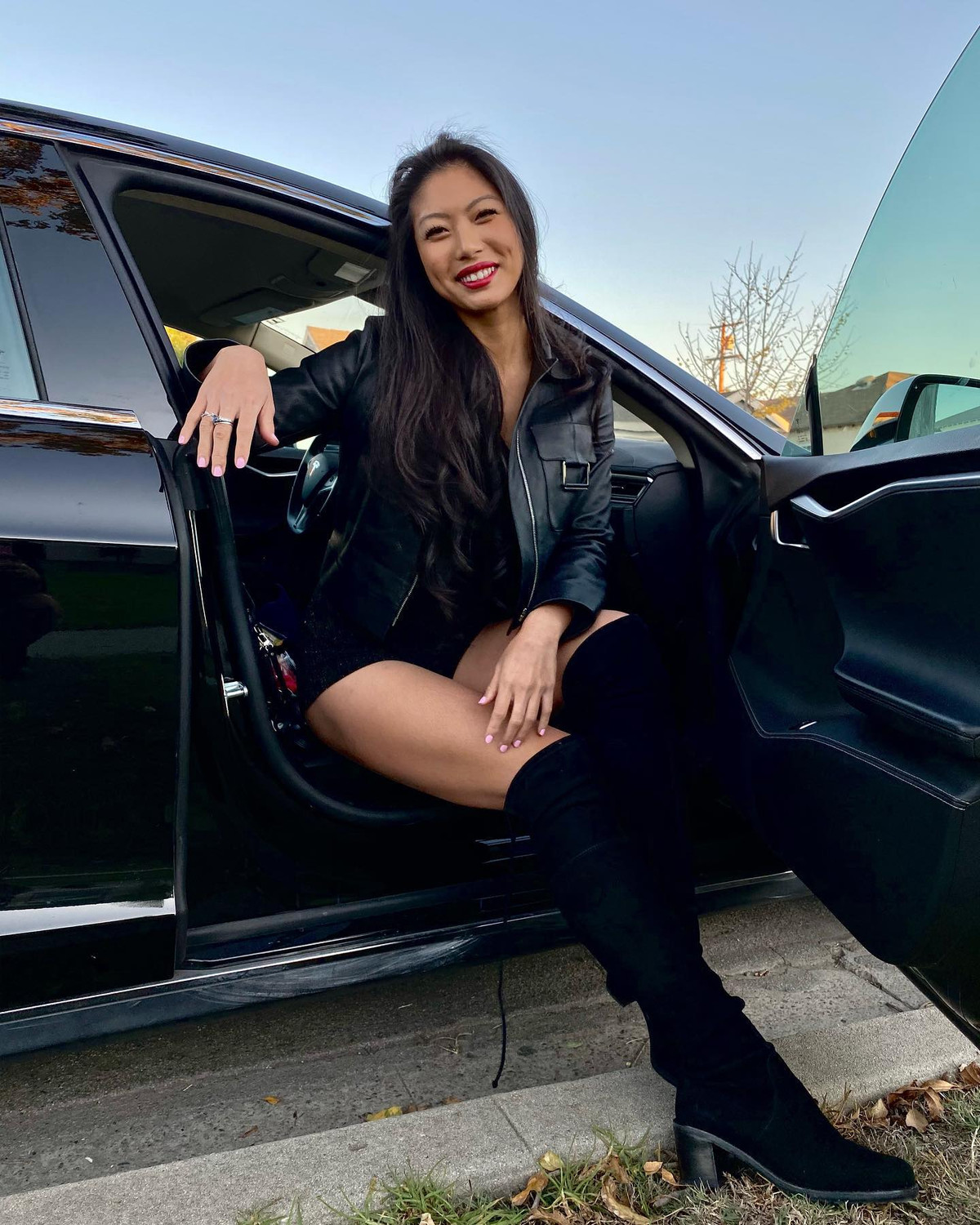 Nhưng trong cái rủi lại hóa may, nữ golf thủ Isabelle Shee đã biến phong cách thời trang nổi loạn trở thành mặt hàng kinh doanh thời trang mang tên Is Golf được rất nhiều người hưởng ứng.