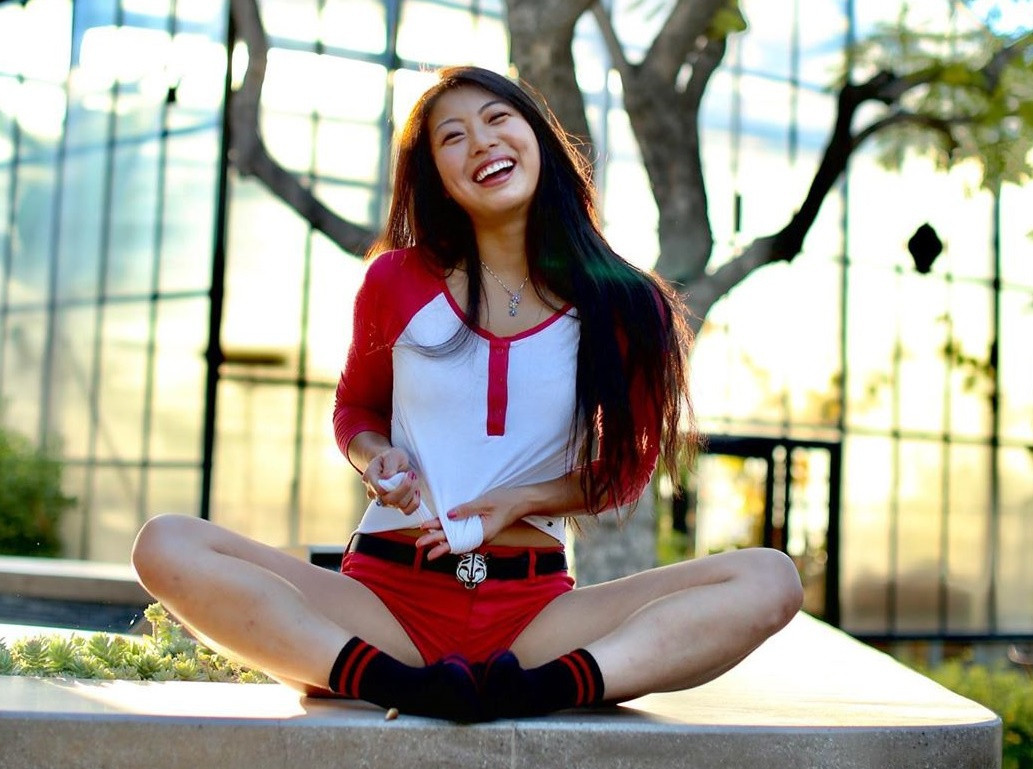 Bị chỉ trích, và từ chối cho thi đấu, Isabelle Shee chuyển sang kinh doanh trang phục chơi golf phá cách của mình, giúp cô nay trở thành triệu phú.