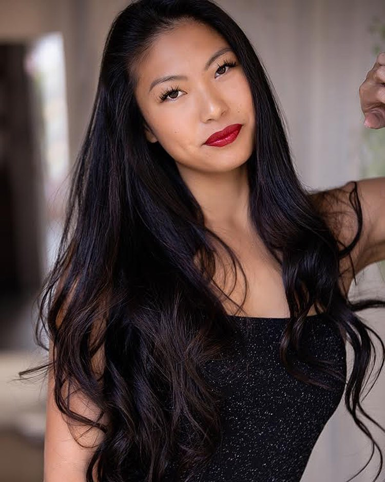 Chính phong cách nổi loạn, ưa mặc trang phục với vớ cao quá đầu gối và váy ngắn ngủn rất sexy, hoặc có nhiều màu sắc trái quy định của làng golf khiến cho sự nghiệp thi đấu chuyên nghiệp của Isabelle Shee phải dừng lại năm 2017.