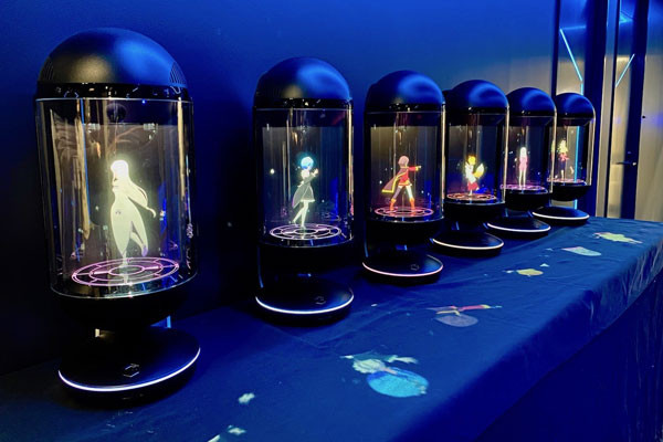 Cô bạn gái bên trong chiếc hộp này có tên là Azuma Hikari.