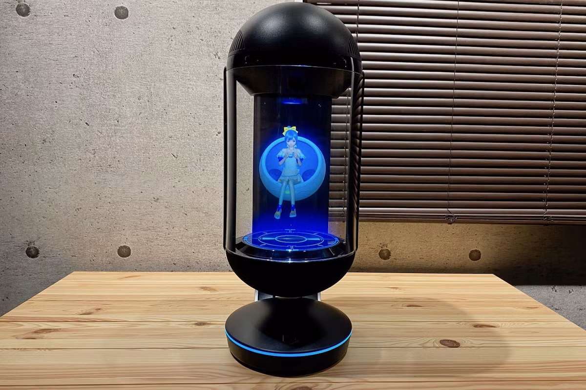 Chiếc hộp thần kỳ này có kích thước 22 x 36 x 52 cm và nặng 5 kg. Độ phân giải của màn hình lên tới 1280 x 720, đảm bảo có thể hiển thị hình ảnh các nhân vật cực kỳ rõ nét và chi tiết. Ngoài ra, Gatebox còn hỗ trợ giắc cắm 3.5mm phòng trường hợp đôi bạn trẻ muốn chia sẻ những tâm sự thầm kín với nhau.