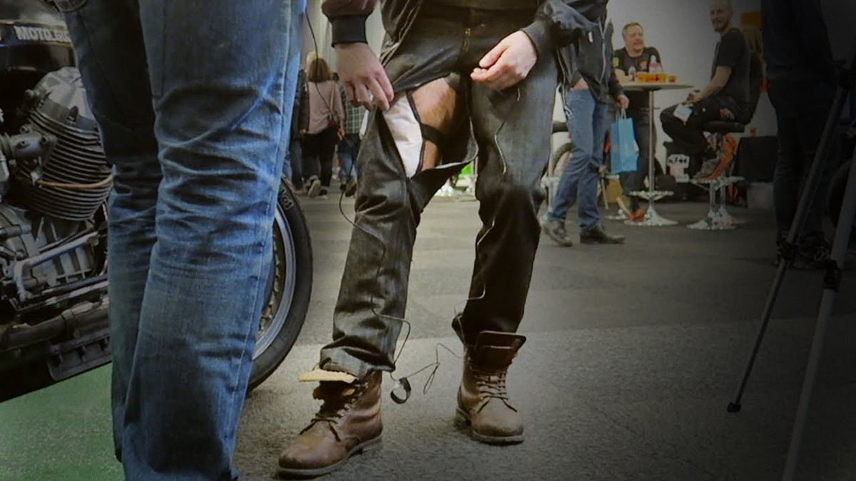 Tuy nhiên hiện tại, chiếc quần tích hợp túi khí vẫn chưa thể vận hành nhờ cảm biến mà phải được kích hoạt nhờ sợi dây được nối sẵn. Công ty cho biết họ đang phối hợp với các nhà nghiên cứu từ Đại học Uppsala ở Uppsala (Thụy Điển) để chèn vào các cảm biến trên bo mạch giúp chiếc quần thông minh biết khi nào các túi khí cần bơm phồng lên.