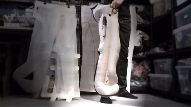 Trên thực tế, thị trường hiện nay đã có nhiều mẫu áo giáp có khả năng này, như hệ thống túi khí D-Air của Dainese là một ví dụ.